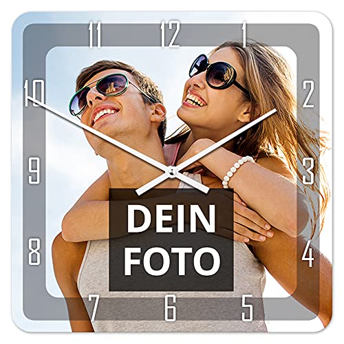PhotoFancy® - Uhr mit Foto Bedrucken - Quadratische Fotouhr aus Kunststoff - Wanduhr mit eigenem Motiv selbst gestalten (26 x 26 cm, Design: Klassisch schwarz/Zeiger: weiß)
